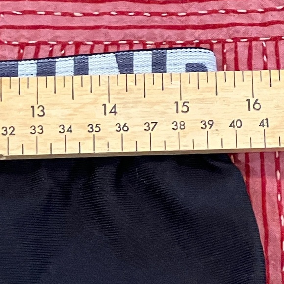 Under Armour women’s medium black Training / running Shorts - Picture 9 of 16